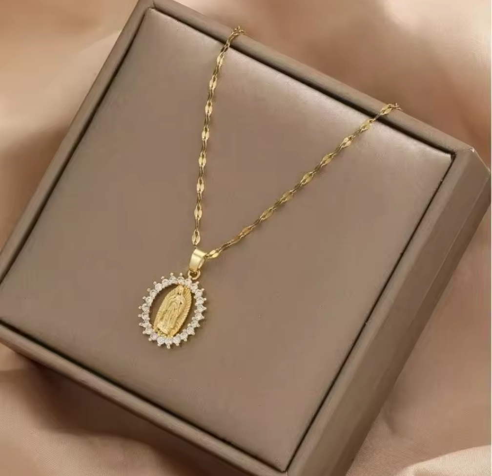 Guided by Grace – Halsband med helgonberlock i guldton
