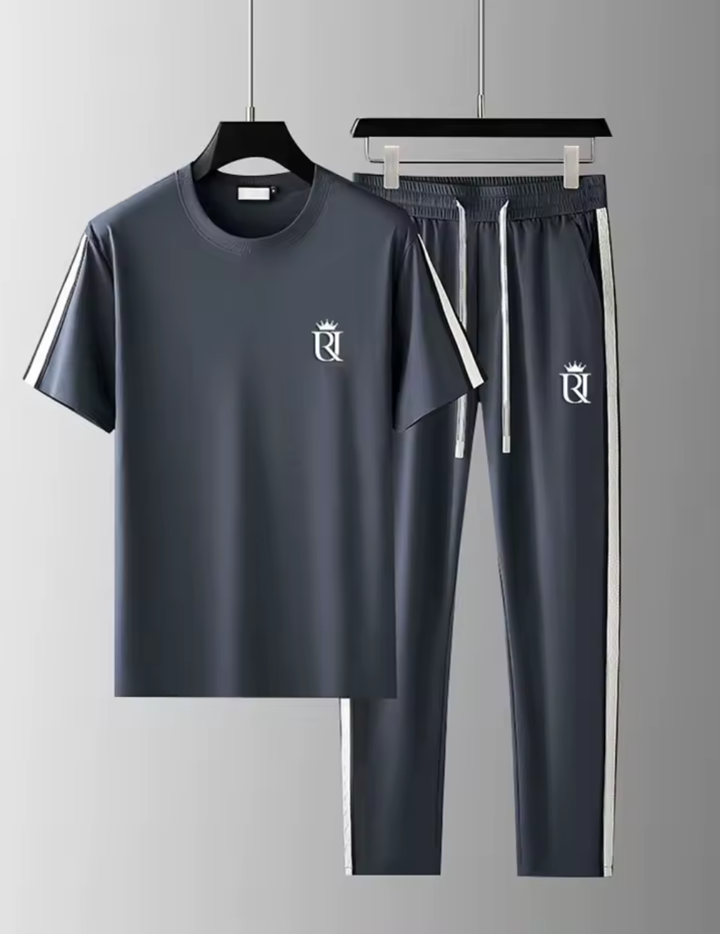 RJ™ Premium Tracksuit – Mörkgrå med Vit Detalj