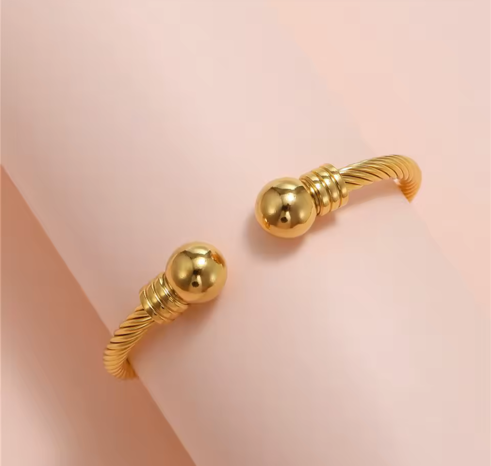 Kabeltvinnat Öppet Armband med Metallkulor – Flera Färger