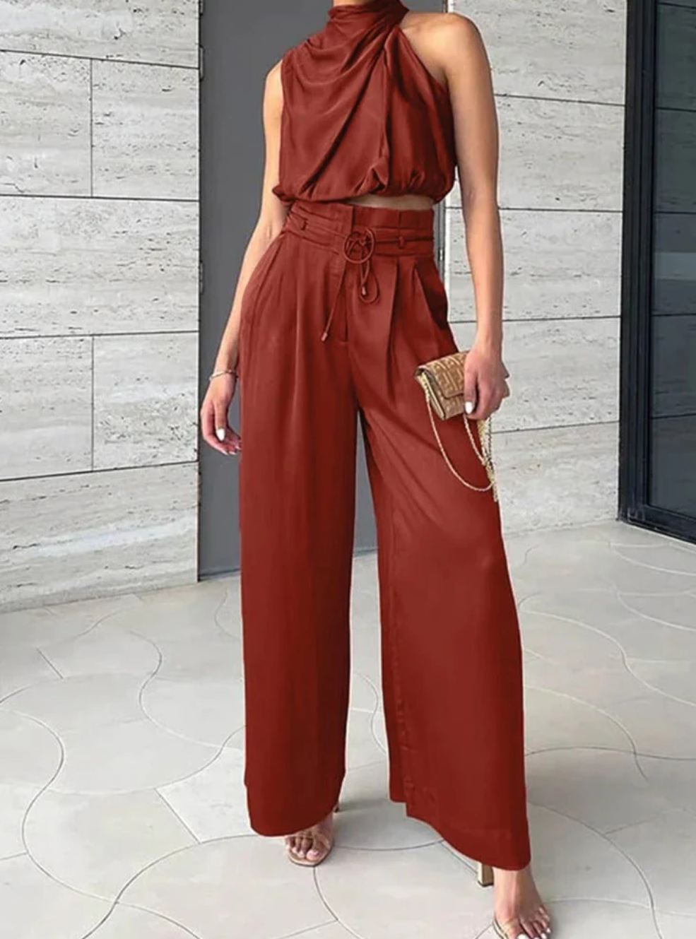 ELEGANT SET MED HALS-RYNKAD CROP TOP & VID BYXA