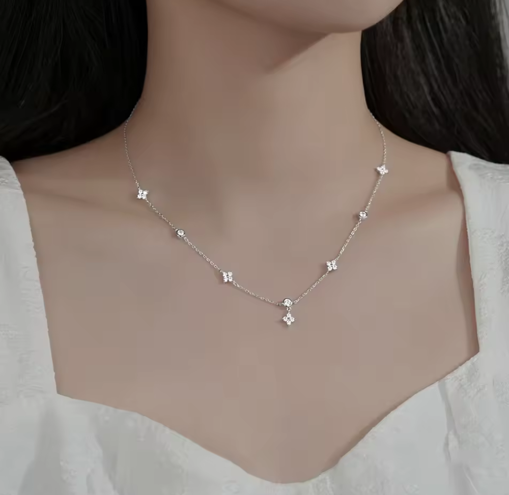 Elegant Halsband med Kristallblommor – Silverfärg