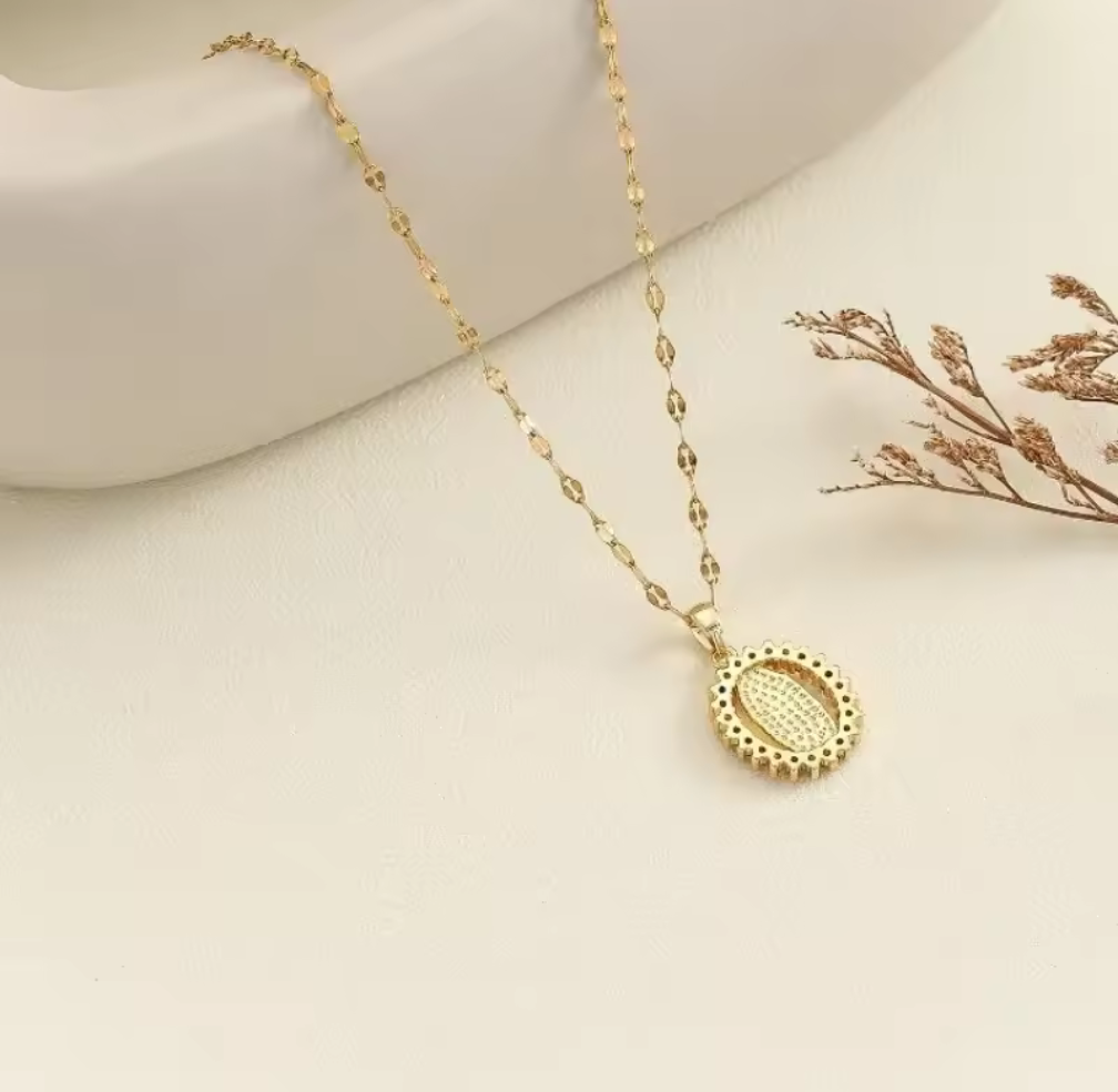 Guided by Grace – Halsband med helgonberlock i guldton