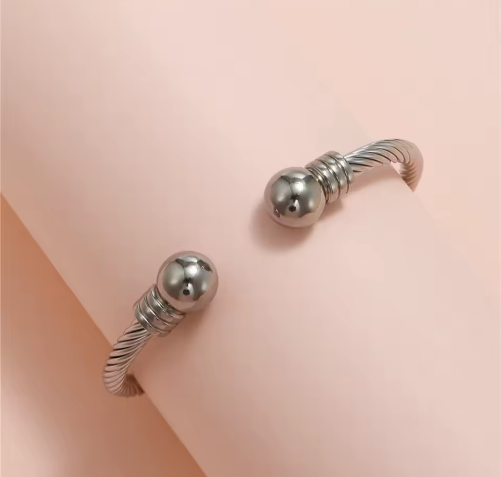 Kabeltvinnat Öppet Armband med Metallkulor – Flera Färger