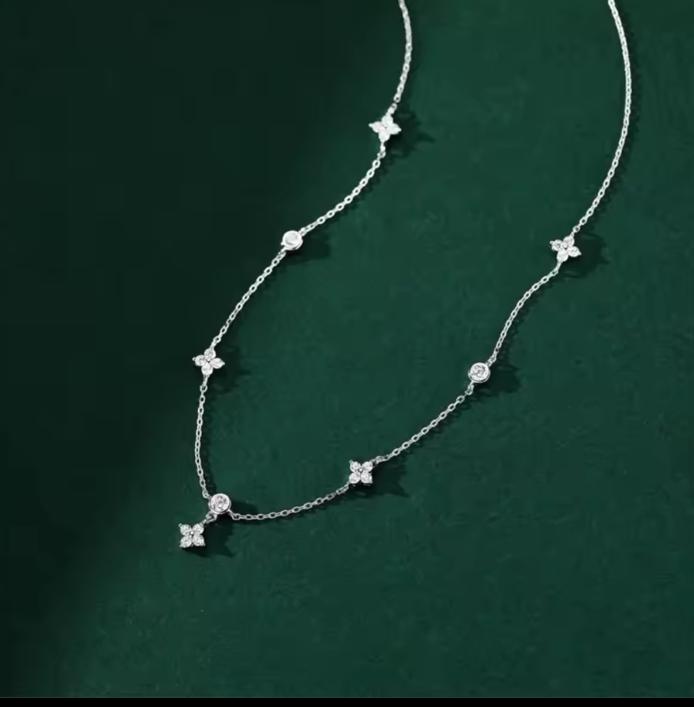 Elegant Halsband med Kristallblommor – Silverfärg