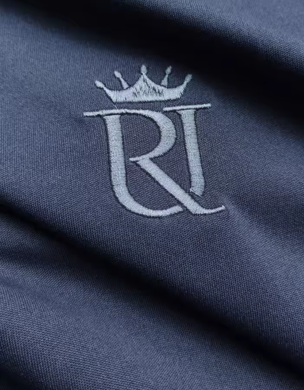 RJ™ Premium Tracksuit – Mörkgrå med Vit Detalj
