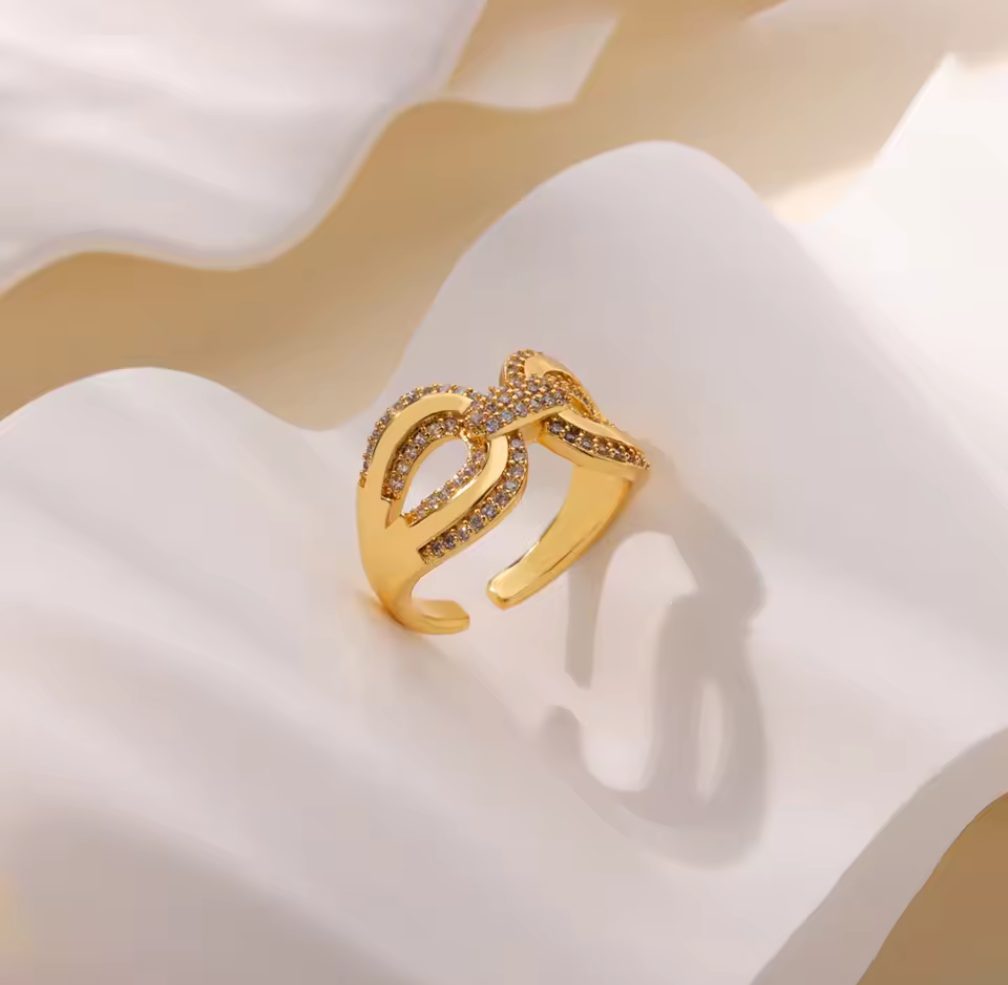 Golden Twist – Justerbar ring med flätad design och gnistrande stenar