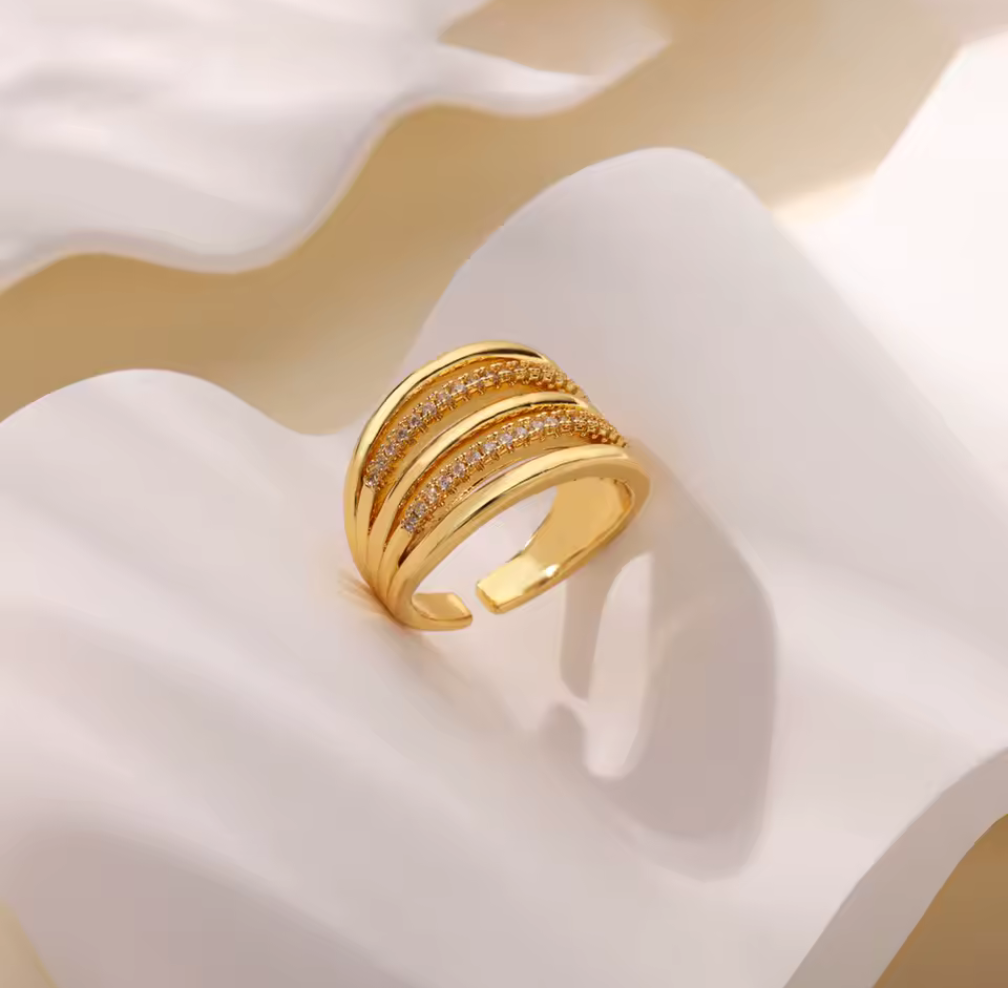 Modern Luxe – Bred justerbar ring i guldton med stendekor